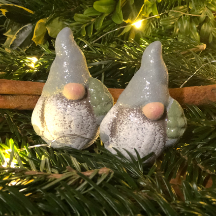 Tomte på Pinne i keramik, Grå/Glitter