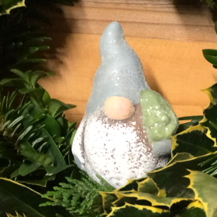 Tomte på Pinne i keramik, Grå/Glitter